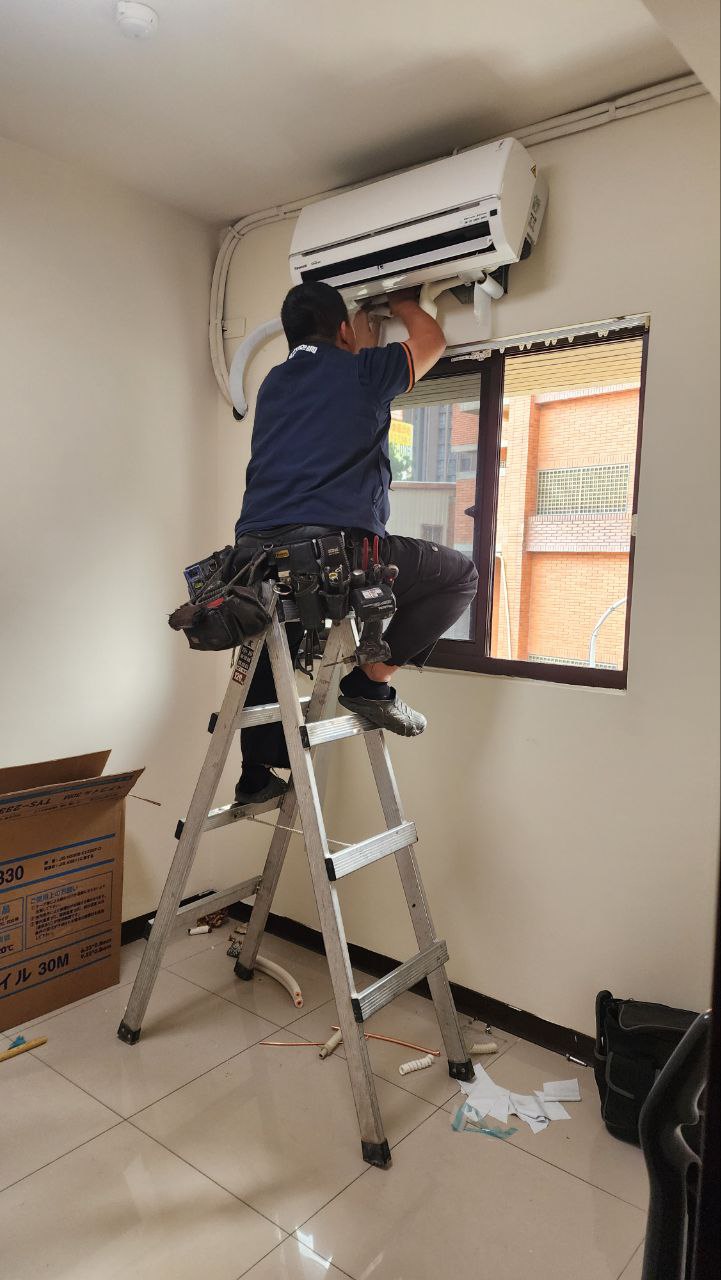 師傅細心施工中